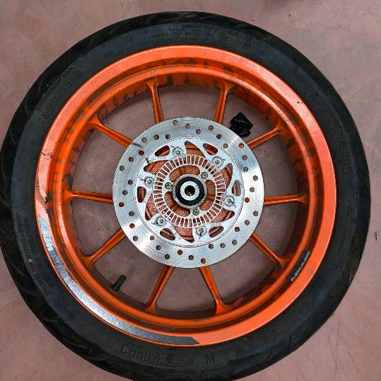 Rueda completa trasera KTM Duke 125 Orange. 